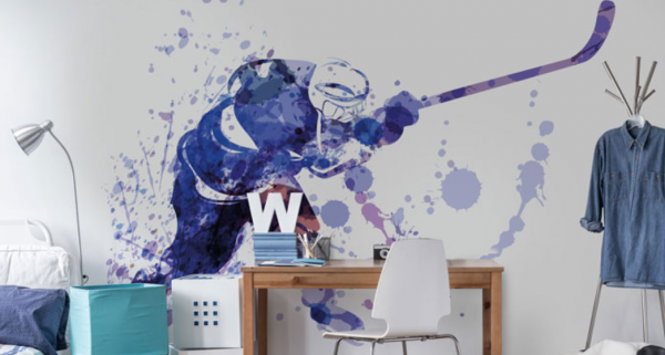 Kamar remaja dengan hiasan dinding peta kota-kota Eropa untuk mengekspresikan minat dan impian remaja